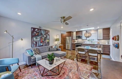 Cherry Condominio | 510 Queens 202: Stylish 1BR in Myers Park