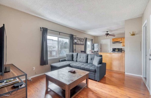 King Apartamento | Trendy NE Location Walkable 2BR Sleeps 6
