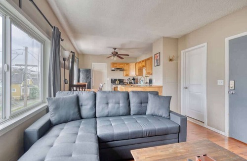 King Apartamento | Trendy NE Location Walkable 2BR Sleeps 6