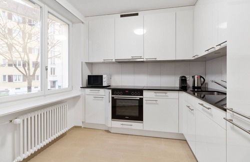 Oerlikon Apartamento | Trendy Oerlikon 3.5 Room w/ Balcony, 1min to Train Station, by Blueground