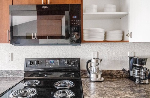 Pleasanton Apartamento | Trendy Pleasanton 2BR w/ A/C, Gym & Pool, nr TJ & CVS, by Blueground