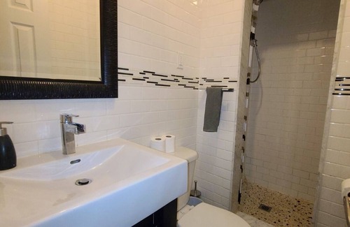 Church and Wellesley Casa | Trendy Private 2 bedrooms in the heart of Church street - with a rooftop balcony