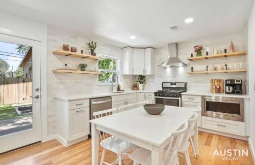 Bouldin Casa | Trendy Remodeled Home by SoCo w Nice Outdoor Space