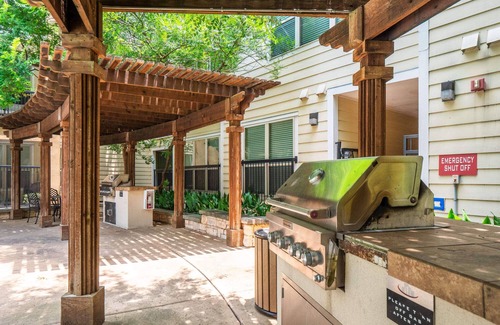 Pleasant Valley Apartamento | Trendy SoCo 2BR King Suite w/ GymPickleballLaundry