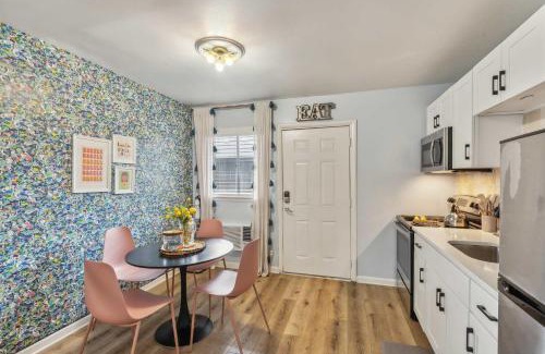 Melrose Casa | Trendy Studio for 4 with Community Pool