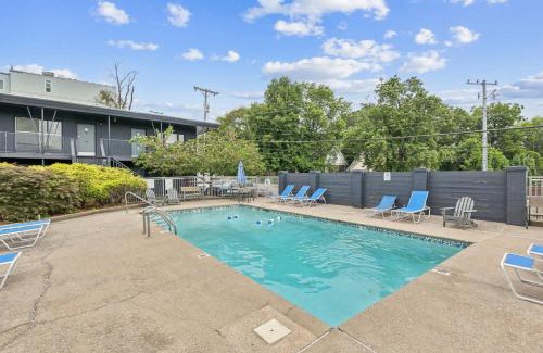 Melrose Casa | Trendy Studio for 4 with Community Pool