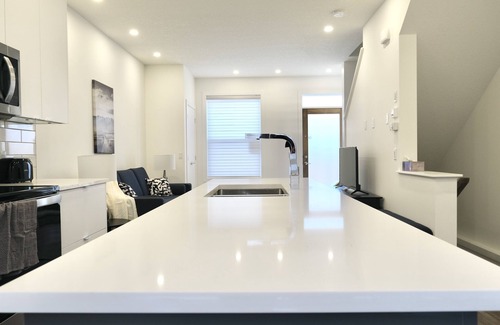 Bridgeland Casa | TRENDY TOWNHOUSE IN THE HEART OF CALGARY! DISCOUNTED MONTHLY RATES.