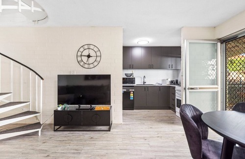 Wembley Casa | Trendy townhouse on lake’s edge with lush parks!