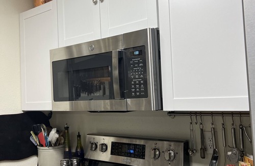 Airport Heights Community Council Condominio | Trendy Updated Centrally located Condo