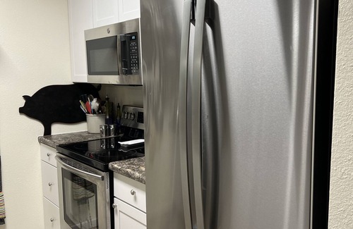 Airport Heights Community Council Condominio | Trendy Updated Centrally located Condo