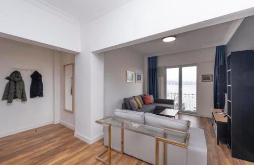 Kabatas Apartamento | Trendy Waterfront Apt with a Striking View