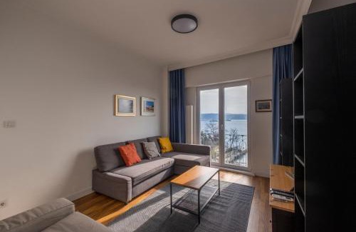 Kabatas Apartamento | Trendy Waterfront Apt with a Striking View