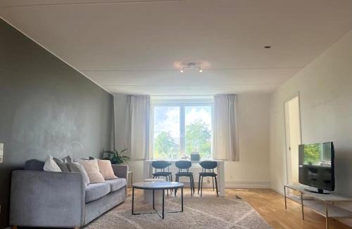 Enskededalen Apartamento | Trerumslägenhet centralt belägen med bubbelpool