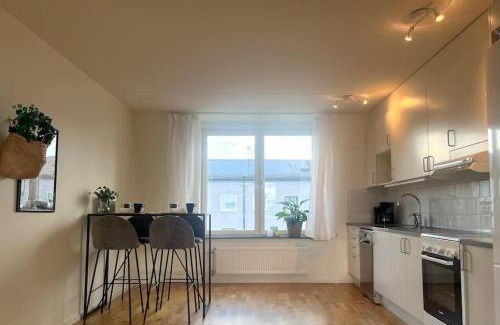 Enskededalen Apartamento | Trerumslägenhet centralt belägen med bubbelpool