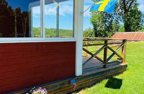 Skillingsfors Casa | Trevligt fritidshus med stor terrasse mot sjöen
