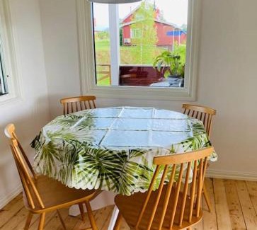 Skillingsfors Casa | Trevligt fritidshus med stor terrasse mot sjöen