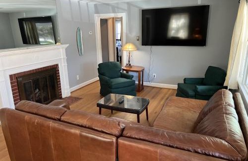 Norfolk Casa | Tri-Level home - 5 BR 2 BA - Extended Stays, Wi-Fi home