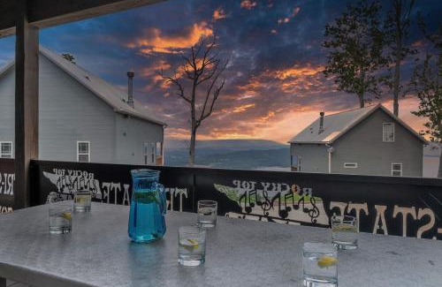 Bryant Casa | Tri-state Corner Cabin with a fire pit hot tub & indoor pool