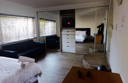 Kempton Park Casa | TRIANGLE STARS Guest House