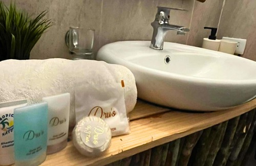 Los Melones Hotel | Tribe Inn & Rooftop Lounge