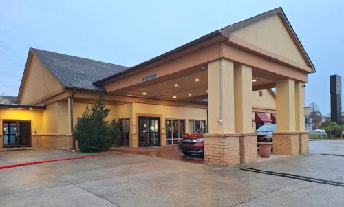 Read Boulevard East Hotel | Trident Inn & Suites New Orleans