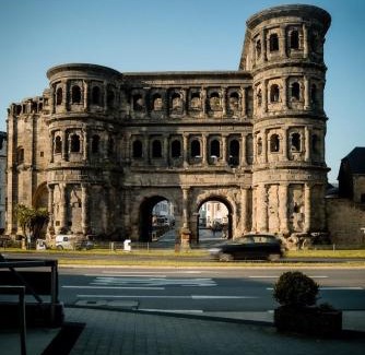 Mitte Apartamento | Trier-Ferienwohnung mit 2 Schlafzimmern, 2 Bäder, moderne Küche, 2 Badezimmer, Laube- zentral in Trier