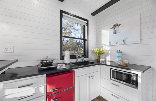 Willis Complejo | Trifecta is 2 mins to Lake Conroe! Heated Pool, Stocked Ponds, Cute Pygmy Goats