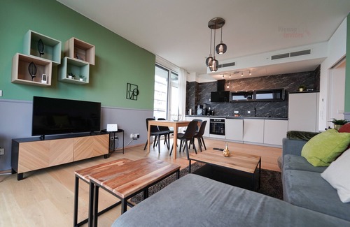 Erdberg Apartamento | TrIIIple 7Heaven Amazing View on top floor with rooftop pool - free parking