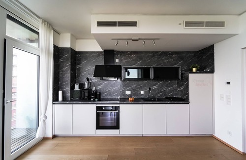 Erdberg Apartamento | TrIIIple 7Heaven Amazing View on top floor with rooftop pool - free parking