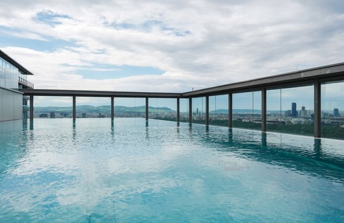 Erdberg Apartamento | TrIIIple 7Heaven Amazing View on top floor with rooftop pool - free parking