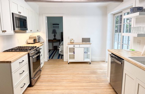 Wequetonsing Cabaña | Trillium Walk Cottage - Stunning & Newly Renovated. Available this summer!