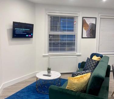 Huntingdon Apartamento | Trinity Apartments - 2 Bed Apartment - sleeps 6 - Spacious - Modern - 30 Seconds from High Street