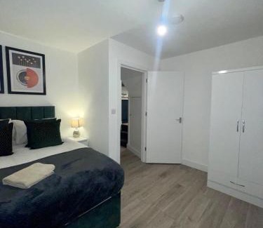 Huntingdon Apartamento | Trinity Apartments - 2 Bed Apartment - sleeps 6 - Spacious - Modern - 30 Seconds from High Street