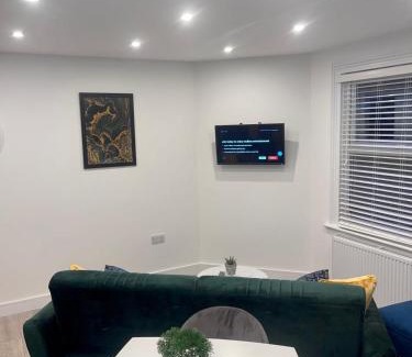 Huntingdon Apartamento | Trinity Apartments - 2 Bed Apartment - sleeps 6 - Spacious - Modern - 30 Seconds from High Street