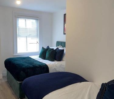 Huntingdon Apartamento | Trinity Apartments - 2 Bed Apartment - Spacious - Modern - 30 Seconds from High Street