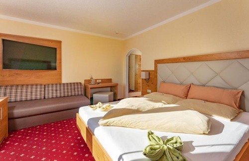 Schladming Cama Y Desayuno | Triple room, shower, WC, 1 bedroom - Hotel Garni Hochwurzen