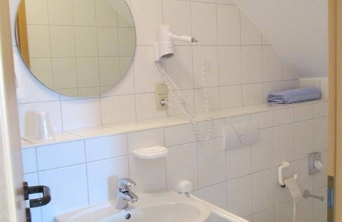 Kirchberg Hotel | Habitación triple con ducha / WC, TV - Landhotel Karrenberg