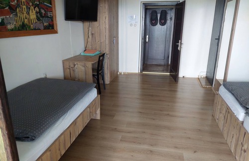 Hrastnik Casa | Triple Room with Balcony at Planinski Dom Gore