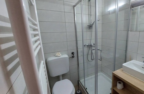Hrastnik Casa | Triple Room with Balcony at Planinski Dom Gore