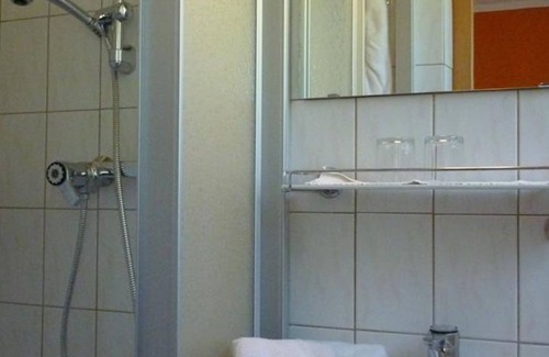 Ossiach Cabaña | Triple room with balcony and lake view - Hotel-Pension Brönimann