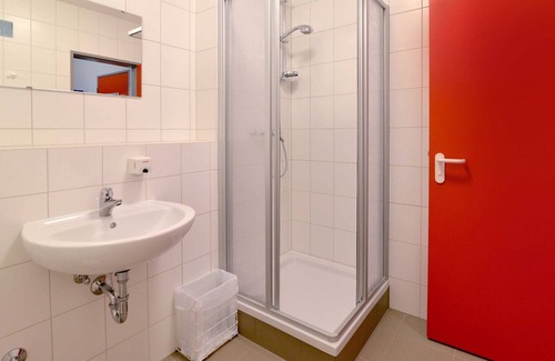Guben Apartamento | Triple room with private bathroom, No. 16 - Hostel in Guben