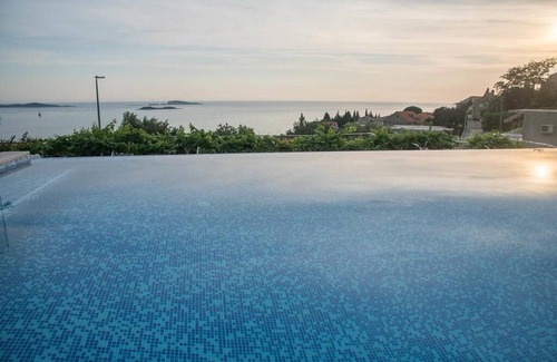 Plat Casa | Triple sea/pool view apartmant on the ground floor