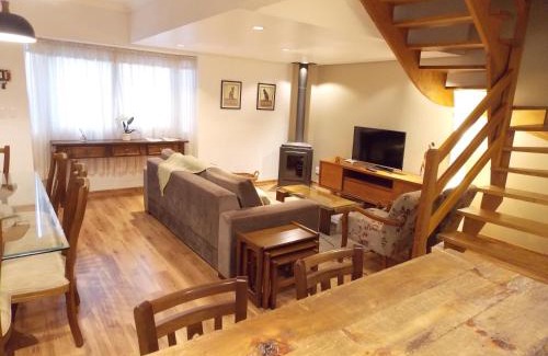 Centro Casa | Triplex 3 suítes em Canela