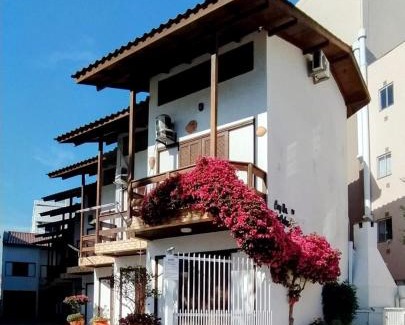 Ingleses Centro Apartamento | Triplex Litoral III 2Q a 60m da praia by Achei