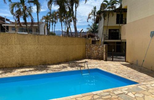 Umuarama Apartamento | TRIPLEX piscina churrasqueira lava e seca Wi-Fi e 2 TVs em Condomínio com 90m2 no centro de Ubatuba