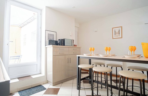 Hincmar Apartamento | TRIPLEX with office and free parking just a stone's throw from Reims Cathedral!