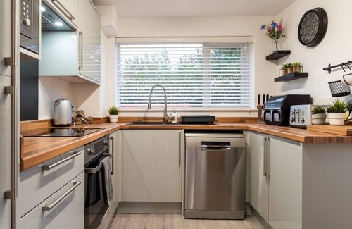 Measham Casa | Triumph House - Suitable for Contractors and Professional Personal