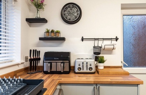 Measham Casa | Triumph House - Suitable for Contractors and Professional Personal