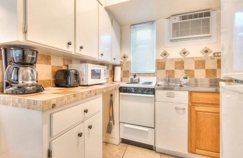 Capri Isle Apartamento | Tropic Terrace Suite #16 - Beachfront Resort