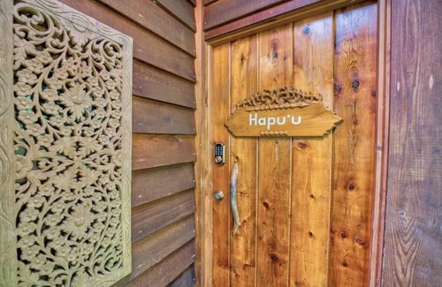 Volcano Cabina | Tropical 1-bedroom cabin. Five minute drive to Hawaii Volcanoes National Park.